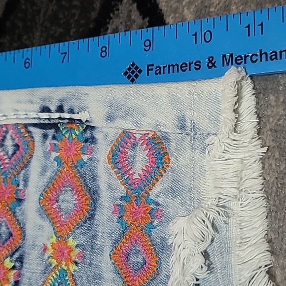 BUCKLE DAYTRIP CAPRICORN STUD EMBROIDERED ACID WASH RAW DENIM JEAN SHORTS - Picture 9 of 15